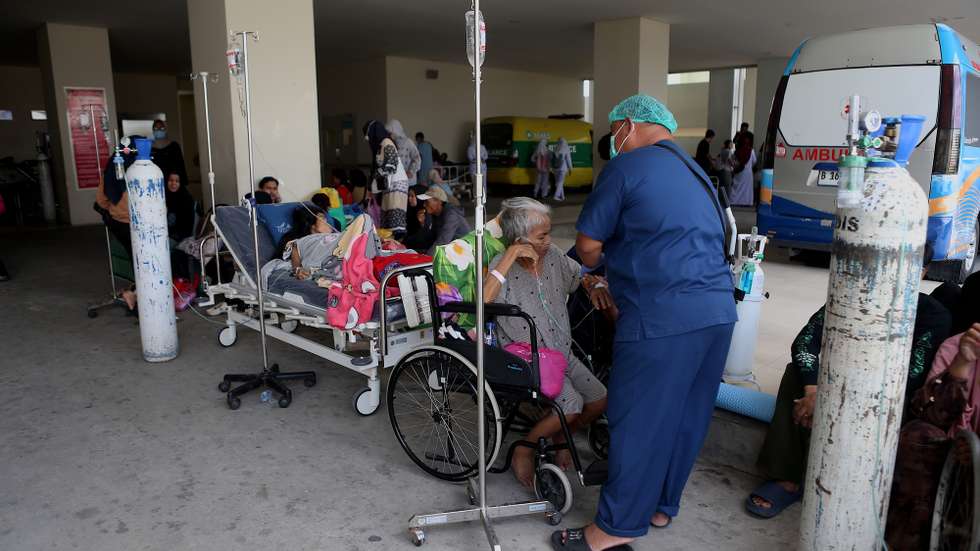 epa13040533 Patients are evacuated outside a local hospital following an earthquake in Palu, Central Sulawesi, Indonesia, 16 June 2026. A 6.7 magnitude hits Central Sulawesi causing panic among residents, while dozens of patients were evacuated from a hospital.  EPA/M TAUFAN