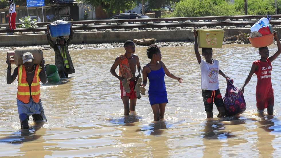 O Bairro Calomanga, foi um dos mais atingidos pelas cheias de domingo, na província angolana de Benguela (sul) que obrigaram muitos populares a refugiar-se nos telhados e provocaram um número de vítimas ainda por determinar, Benguela, Angola, 13 de abril de 2026. Para já, estão confirmadas cinco mortes, mas o número deverá aumentar à medida que o caudal das águas desce e corpos emergem nos bairros e na areia das praias, para onde terão sido arrastados pelas enxurradas. (ACOMPANHA TEXTO). AMPE ROGÉRIO/LUSA