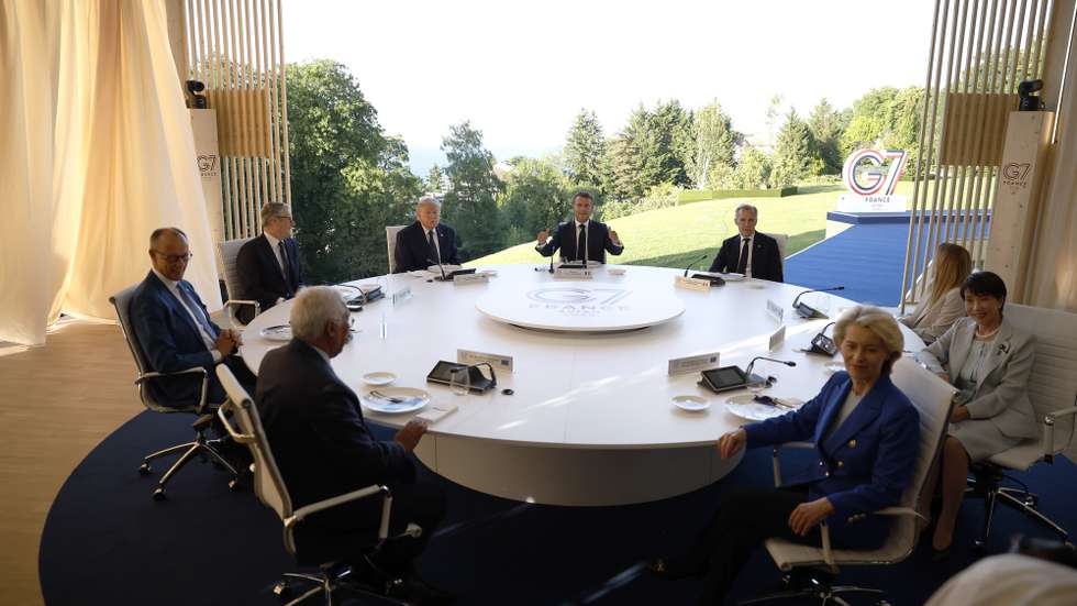 epaselect epa13039763 (L-R) Germany's Chancellor Friedrich Merz, Britain's Prime Minister Keir Starmer, US President Donald Trump, French President Emmanuel Macron, Canadian Prime Minister Mark Carney, Italy's Prime Minister Giorgia Meloni, Japan's Prime Minister Sanae Takaichi, and European Council President Antonio Costa (Front L) and European Commission President Ursula Von Der Leyen (Front L) attend a working dinner at the Hotel Royal during the G7 summit in Evian-les-Bains, France, 15 June 2026. The 52nd G7 Summit takes place in Evian-les-Bains from 15 to 17 June 2026.  EPA/YOAN VALAT
