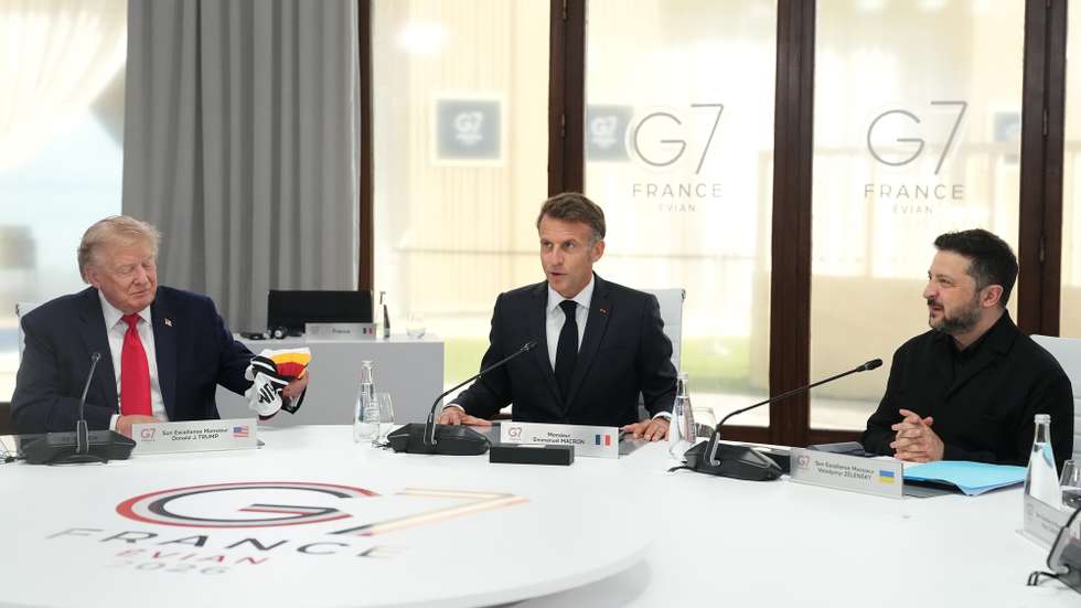 epa13040667 (L-R) US President Donald Trump, French President Emmanuel Macron and Ukrainian President Volodymyr Zelensky during a working session at the G7 summit in Evian-les-Bains, France, 16 June 2026. The 52nd G7 Summit takes place in Evian-les-Bains from 15 to 17 June 2026.  EPA/THIBAULT CAMUS / POOL MAXPPP OUT