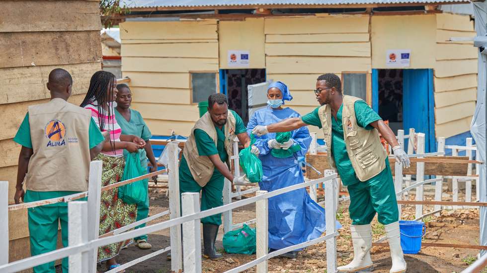 epa13042623 Medical staff present certificates of recovery from Ebola to former patients after discharge at the Rwanpara General Hospital following successful treatment in Rwanpara, Ituri, Democratic Republic of Congo, 16 June 2026. The Democratic Republic of the Congo has been facing an Ebola outbreak since May 2026, caused by the Bundibugyo strain of the Ebola virus.  EPA/DIEUDONNE DIROLE