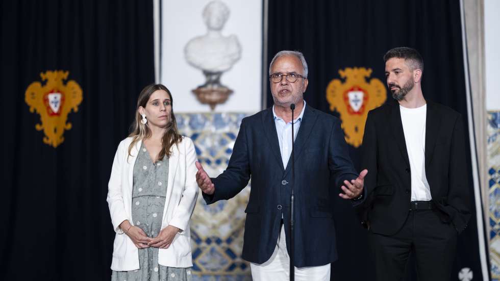 Uma delegação do Bloco de Esquerda composta pelo líder do partido, José Manuel Pureza (C), pelo líder parlamentar, Fabian Figueiredo, e Catarina Silva (E), fala aos jornalistas após uma audiência com o Presidente da República, António José Seguro, no Palácio de Belém, Lisboa, 22 de junho de 2026. JOSÉ SENA GOULÃO/LUSA