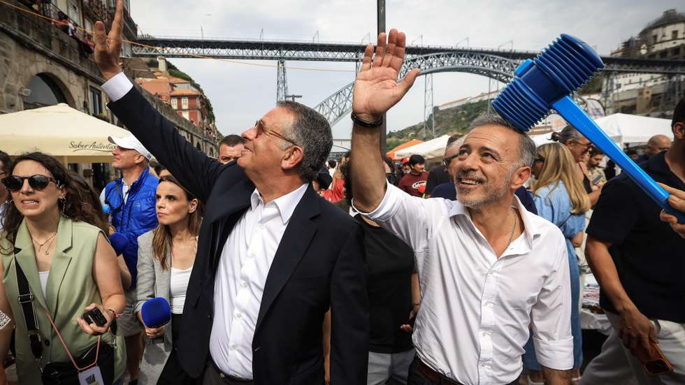 O Presidente da República, António José Seguro (E), acompanhado pelo Presidente da Câmara Municipal do Porto, Pedro Duarte (D), participa nos festejos do São João no Porto, 23 de junho de 2026. JOSÉ COELHO/LUSA