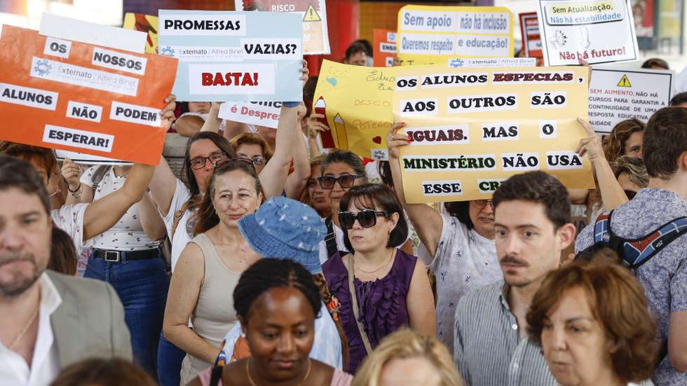 Diretores, pais, professores e pessoal não docente dos colégios privados de ensino especial, protestam junto ao Ministério da Educação, Ciência e Inovação, para lançar "um novo grito de alerta contra a exclusão que estão a viver e que está a afetar negativamente um conjunto muito significativo de famílias", em Lisboa, 24 de junho de 2026. ANTÓNIO PEDRO SANTOS/LUSA