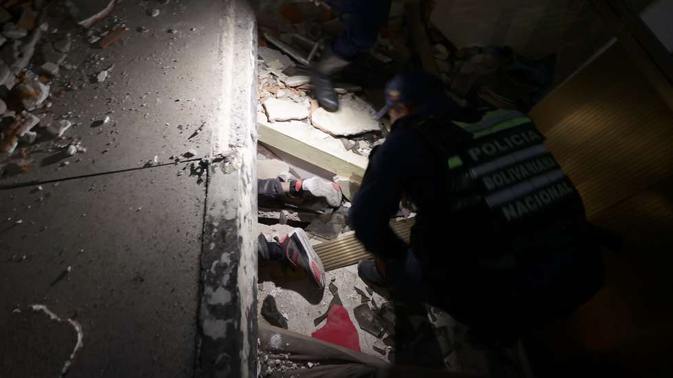 epa13062380 Members of the Fire Department rescue a person in Caracas, Venezuela, 24 June 2026.  Two powerful earthquakes struck Venezuela, including a magnitude 7.5 earthquake, causing buildings to collapse as authorities assessed damage and possible casualties, according to the US Geological Survey (USGS) and local officials.  EPA/RONALD PENA R