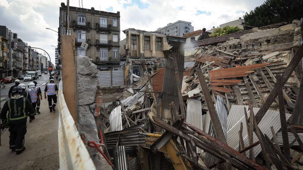 Derrocada em edifício na rua Antero de Quental no centro do Porto, 25 de junho de 2026. JOSÉ COELHO/LUSA