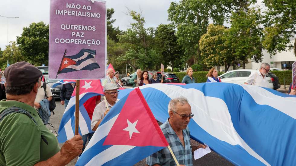 Ação de protesto "Solidariedade com Cuba! Fim ao bloqueio, à agressão e às ameaças dos EUA!" promovida pela Associação de Amizade Portugal-Cuba (AAPC) e pelo Conselho Português para a Paz Cooperação (CPPC) em Lisboa, 25 de junho de 2026. MANUEL DE ALMEIDA/LUSA