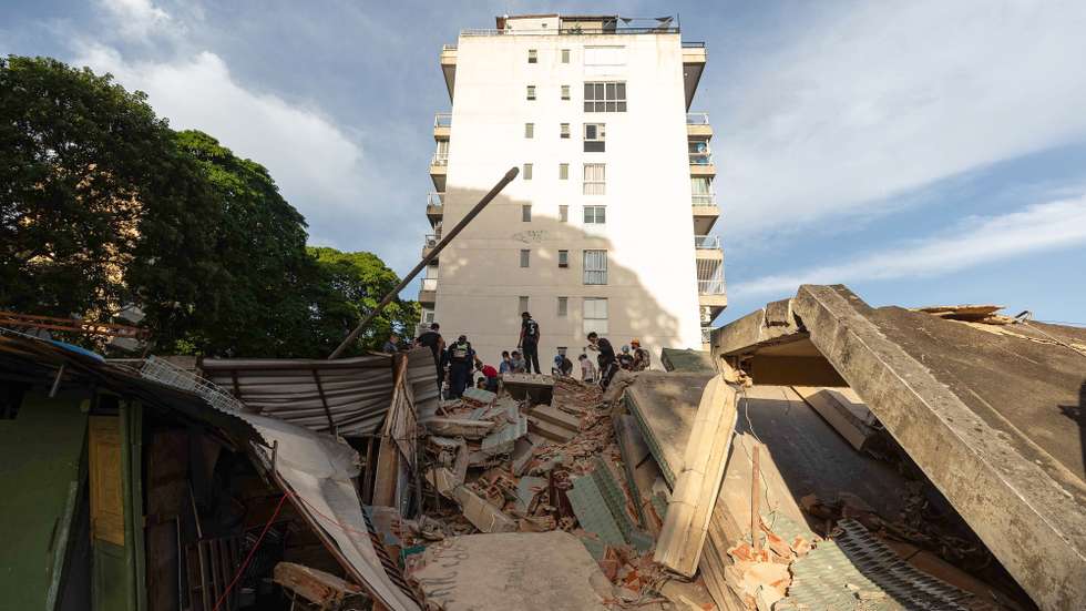 epa13065517 Rescue workers work at the scene in an earthquake-affected area of Caracas, Venezuela, 25 June 2026. The Venezuelan government said the death toll had risen to at least 235 and the number of injured to at least 4,300 following two powerful earthquakes, measuring magnitudes 7.2 and 7.5, that caused particularly severe devastation in La Guaira state.  EPA/Ronald Peña R