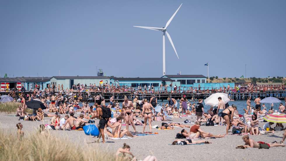 epa13068761 Copenhageners cool down at Amager Beach in Copenhagen, Denmark, 27 June 2026. Danish beaches are predicted to be crowded this weekend as temperatures in many places will reach over 30 degrees, according to the Danish Meteorological Institute (DMI).  EPA/Emil Nicolai Helms  DENMARK OUT