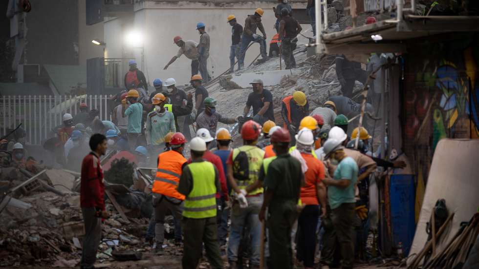 epaselect epa13070049 Rescue workers conduct a search-and-rescue operation in a building damaged by the earthquakes in Caracas, Venezuela, 27 June 2026.  EPA/RONALD PENA R