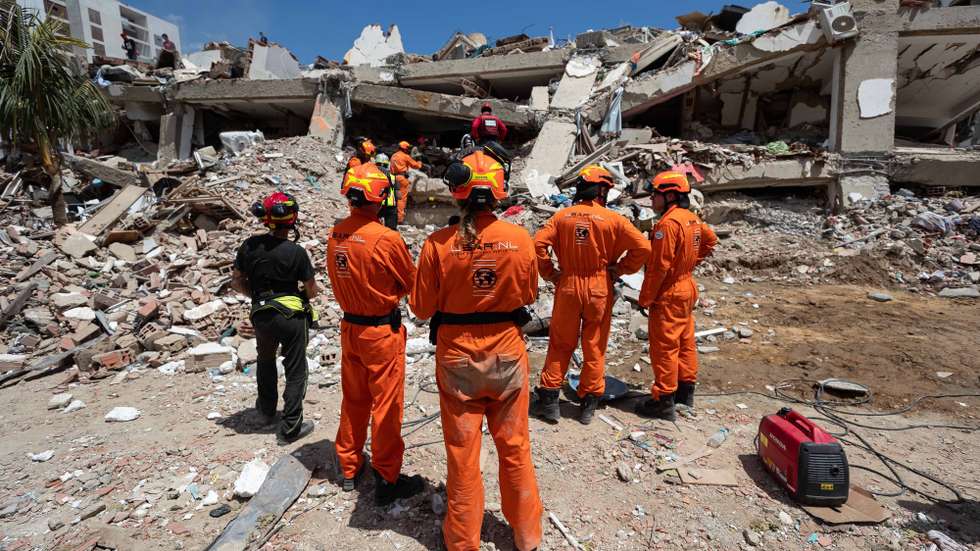 epa13073169 Members of rescue teams from the Netherlands are conducting search operations in a building damaged by an earthquake in La Guaira, Venezuela, 29 June 2026. National and international rescue teams continue their efforts among the ruins of buildings in the coastal state of La Guaira, north of Caracas, the epicentre of devastation caused by 7.2- and 7.5-magnitude earthquakes, where logistics centres for international teams have been set up.  EPA/RONALD PENA R