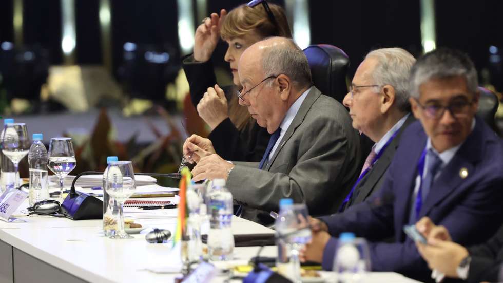 epa13072831 Brazilian Foreign Minister Mauro Vieira (C) participates in the 68th meeting of the Common Market Council (CMC) in Luque, Paraguay, 29 June 2026.  EPA/Juan Pablo Pino