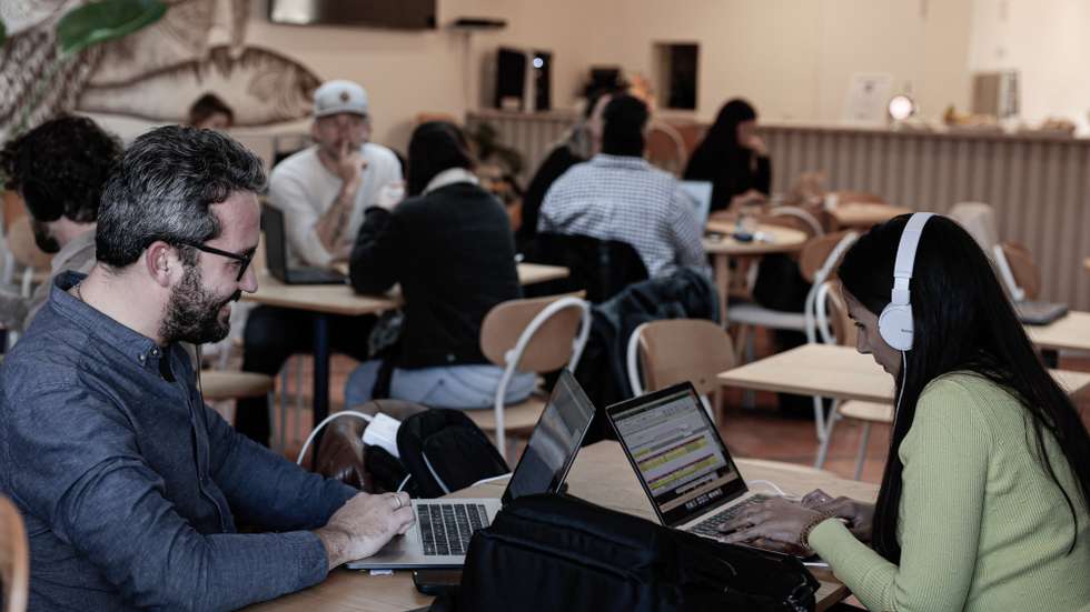 Elementos da comunidade 'Lagos Digital Nomads' trabalham na sala convertida em escritório do WOT Lagos Montemar Hotel, um dos locais onde se organizam eventos e sessões de ‘coworking’, entre vídeo chamadas para reuniões de trabalho ou telefonemas, naquilo que é um dia normal para um trabalhador remoto, em Lagos, 09 de fevereiro de 2023. Nómadas digitais vindos de outros países europeus, mas também portugueses, estão a ficar rendidos a Lagos, no Algarve, cidade onde já existe uma comunidade significativa destes trabalhadores remotos que são considerados os novos turistas. (ACOMPANHA TEXTO DA LUSA DO DIA 26 DE FEVEREIRO DE 2023). LUÍS FORRA/LUSA