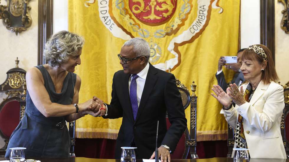 O Presidente da República de Cabo Verde, José Maria Neves (C), é recebido pela presidente da Câmara Municipal de Coimbra, Ana Abrunhosa (E), no âmbito da visita a Portugal, Coimbra, 1 de julho de 2026. PAULO NOVAIS/LUSA