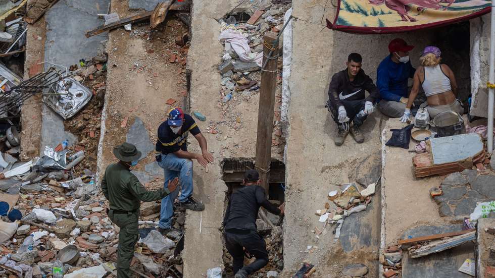 epa13076706 Volunteers search for survivors in La Guaira, Venezuela, 30 June 2026. Moments of silence have been observed in various towns across La Guaira, the Venezuelan state hardest hit by Wednesday’s twin earthquakes, in the hope of hearing a sound that might indicate there is life amid the rubble.  EPA/MIGUEL GUTIERREZ