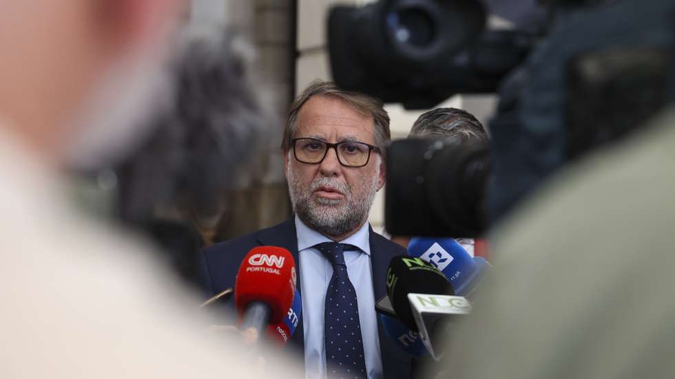 O ministro da Administração Interna, Luís Neves, fala aos jornalistas durante a visita ao local proposto, pela câmara para a nova localização da Esquadra n.º 2 da PSP de Coimbra, 1 de julho de 2026. PAULO NOVAIS/LUSA