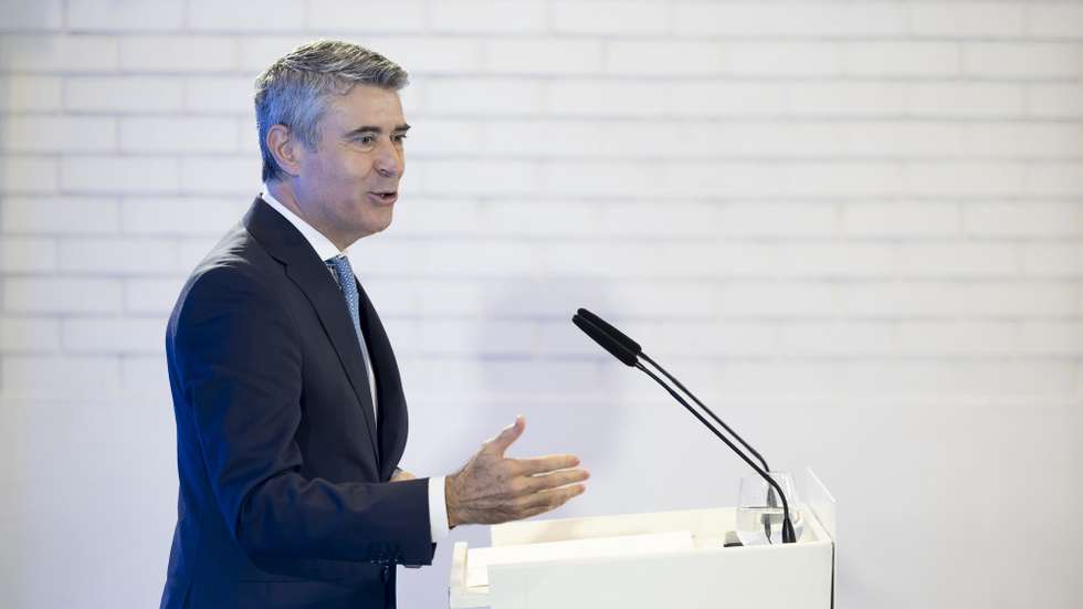 O secretário-geral do Partido Socialista (PS), José Luis Carneiro, usa da palavra no encerramento das jornadas parlamentares do PS, na Amadora, 30 de junho de 2026. JOSÉ SENA GOULÃO/LUSA