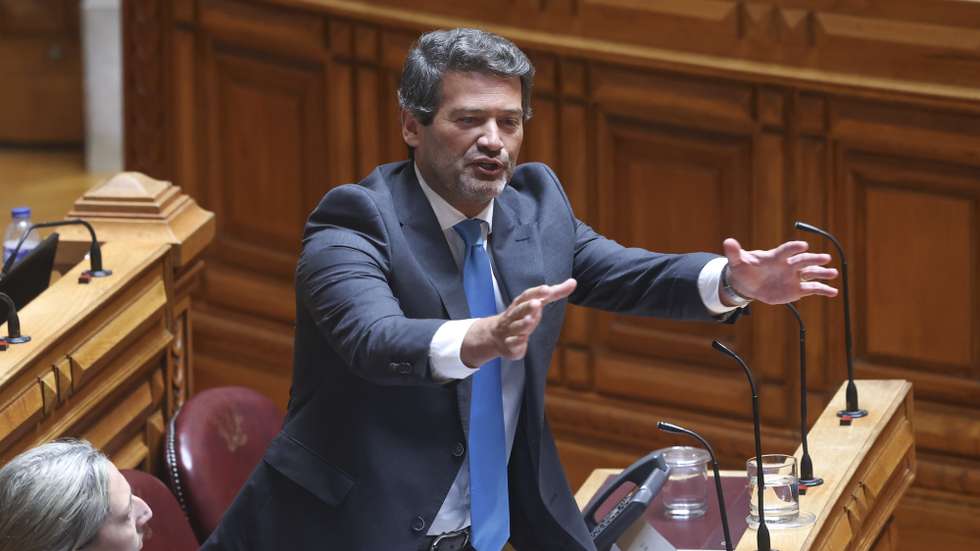 O deputado do Chega, André Ventura, intervém durante a sessão plenária, com a fixação da ordem do dia requerida pelo grupo parlamentar do Partido Socialista (PS), sobre o regime de proteção do património imobiliário público com aptidão habitacional, na Assembleia da República, em Lisboa, 02 de julho de 2026. ANTÓNIO PEDRO SANTOS/LUSA