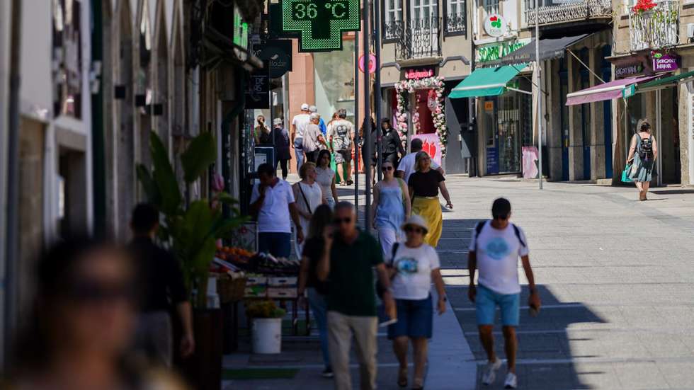 Temperaturas elevadas devido à onda de calor, Braga, 1 de julho de 2026. Segundo a informação do Instituto Português do Mar e da Atmosfera (IPMA), prevê-se para os próximos dias um agravamento das condições meteorológicas associadas ao tempo quente e seco, com um aumento da temperatura máxima, com valores a acima dos 40 graus Celsius, em várias regiões do território. HUGO DELGADO/LUSA