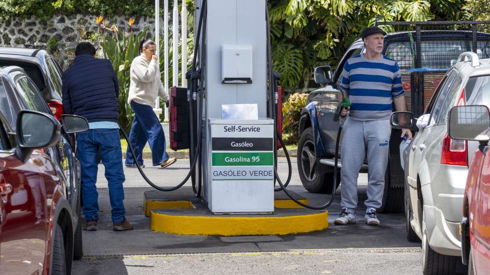 Pessoas abastecem veículos devido ao aumento dos combustíveis a partir de sexta-feira onde a gasolina sem chumbo I.O. 95 octanas passa a custar 1,921 euros por litro e o gasóleo rodoviário 2,004 euros por litro, Ponta Delgada, Açores, 30 de abril de 2026. Desde fevereiro, com este novo aumento, o preço da gasolina nos Açores sobe 32,3 cêntimos por litro, o preço do gasóleo 53 cêntimos por litro e o preço do gás butano 52,2 cêntimos por quilo. EDUARDO COSTA/LUSA
