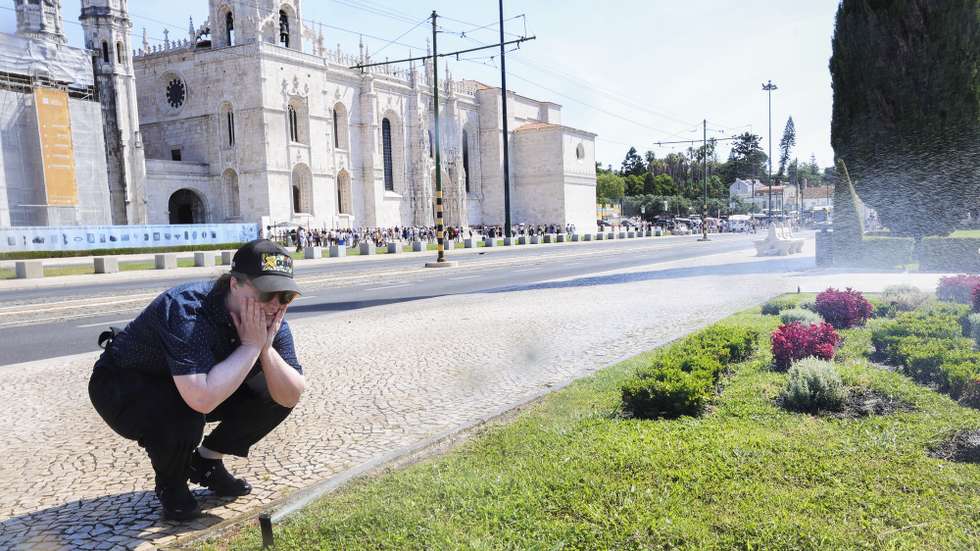 Uma mulher refresca-se no jardim em frente ao Mosteiro dos Jerónimos, Lisboa, 2 de julho de 2026. No continente, o IPMA estendeu hoje até domingo o aviso vermelho (o mais grave numa escala de três) em 10 distritos do litoral e do interior sul do país.Este nível está hoje ativo nos distritos de Portalegre, Évora e Beja, assim como em Santarém e Lisboa, sendo que os últimos dois distritos passam a laranja (o segundo nível) às 23:00 de sexta-feira.  MANUEL DE ALMEIDA/LUSA