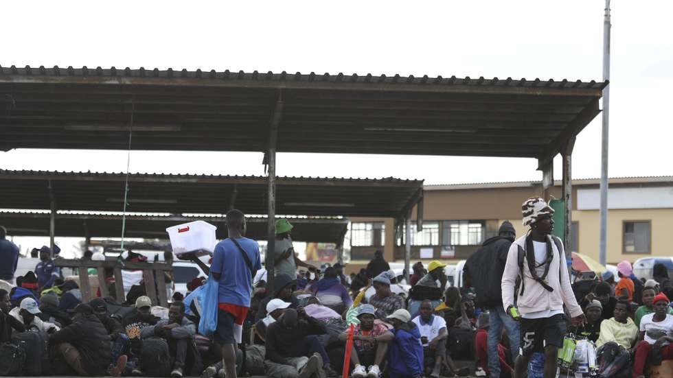 Emigrantes em fuga dos ataques e xenofobia na África do Sul, carregados de bagagens e incerteza, aguardam por um transporte que os leve para casa no terminal rodoviário da Junta, na cidade de Maputo, Moçambique, 30 de junho de 2026. Por entre o fluxo constante de moçambicanos que escapam a ataques xenófobos na África do Sul, transportadores relatam, em Maputo, fugas marcadas por medo e a urgência de resgatar compatriotas, enfrentando a incerteza de perder o sustento. (ACOMPANHA TEXTO DA LUSA DE 06-07-2026) LINA CEBOLA/LUSA
