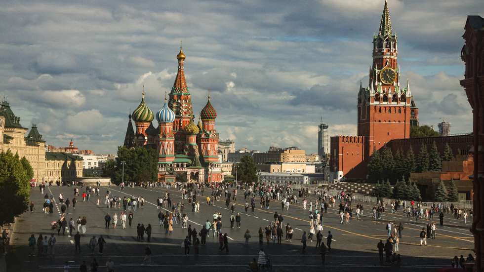 epa13042120 People enjoy the sun walking in Red Square near the Kremlin in Moscow, Russia, 16 June 2026.  EPA/SERGEI ILNITSKY