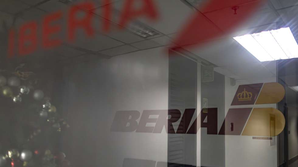 epa12545022 An Iberia airline logo outside one of its offices in the Cristal Park Tower in Caracas, Venezuela, 23 November 2025. The cancellation of flights to Venezuela by several airlines follows an advisory by the US Federal Aviation Administration (FAA) urging extreme caution when flying over the country and the southern Caribbean Sea amid a US military build-up in the region.  EPA/MIGUEL GUTIERREZ