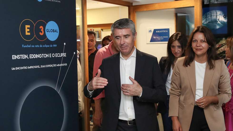O secretário-geral do Partido Socialista (PS), José Luís Carneiro (E), acompanhado pela presidente do PS/Madeira, Célia Pessegueiro (D), esta manhã durante uma visita à Estação de Biologia Marinha do Funchal, no âmbito do roteiro que o partido está a realizar por todo o país subordinado à temática da Economia do Mar, no Funchal, 06 de julho de 2026. HOMEM DE GOUVEIA/LUSA