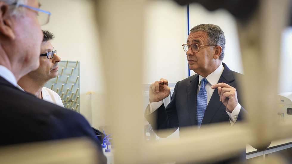 O Presidente da República, António José Seguro (D), durante uma visita ao Instituto de Investigação e Inovação em Saúde (i3S) da Universidade do Porto no âmbito das comemorações do deu 10.º aniversário, 6 de julho de 2026.JOSÉ COELHO/LUSA