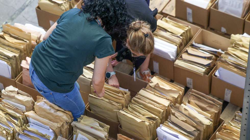 Funcionárias organizam exames no local onde são guardados os exames, digitalizados e distribuídos, em Sintra, 06 de julho de 2026. O ministro da Educação, Ciência e Inovação, Fernando Alexandre, e o secretário de Estado Adjunto e da Educação, Alexandre Homem Cristo, visitaram hoje as instalações. TIAGO PETINGA/LUSA