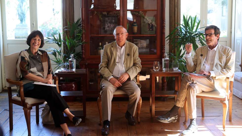 Augusto Santos Silva (C), professor universitário e ex-presidente da Assembleia da República, Rui Moreira (D), embaixador de Portugal na Organização para a Cooperação e Desenvolvimento Económico (OCDE) e ex-presidente da Câmara Municipal do Porto, e a moderadora Luísa Meireles, diretora de Informação da Agência Lusa (D), durante o debate "Os Novos Tempos da (Des)Ordem Mundial – Desafios para Portugal", na Casa dos Vinhos Verdes, no Porrto, 08 de julho de 2026. Promovido pela Lusa - Agência de Notícias de Portugal, este é o primeiro de um ciclo de quatro "Encontros Lusa" que decorrem ao longo do ano promovendo o debate sobre alguns temas centrais da atualidade. ESTELA SILVA/LUSA