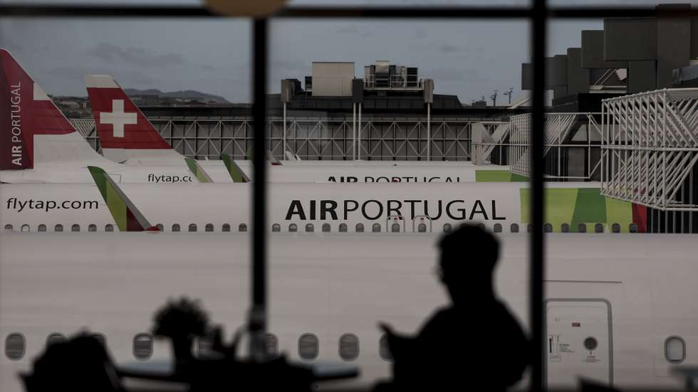 Avião da TAP na pista do Aeroporto Humberto Delgado, em Lisboa, 07 de janeiro de 2026. CARLOS M. ALMEIDA/LUSA
