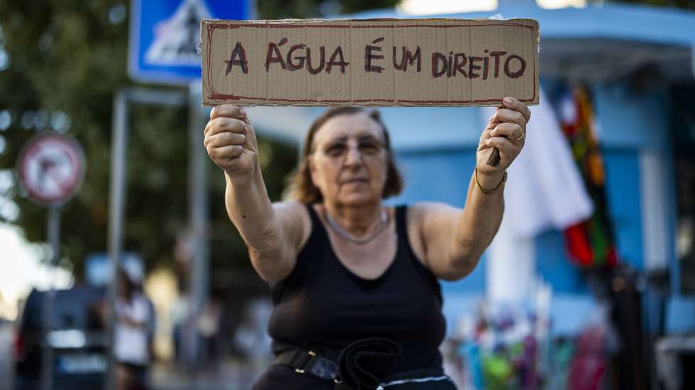 Moradores, comerciantes e cidadãos promovem uma ação para chamar a atenção para a recorrente falta de abastecimento de água que continua a afetar a cidade, Costa da Caparica, 8 de julho de 2026. A iniciativa consiste numa ação pacífica, silenciosa e sem desfile, durante a qual os participantes permanecem posicionados ao longo dos passeios e espaços públicos adjacentes às vias, formando um cordão contínuo. JOSÉ SENA GOULÃO/LUSA