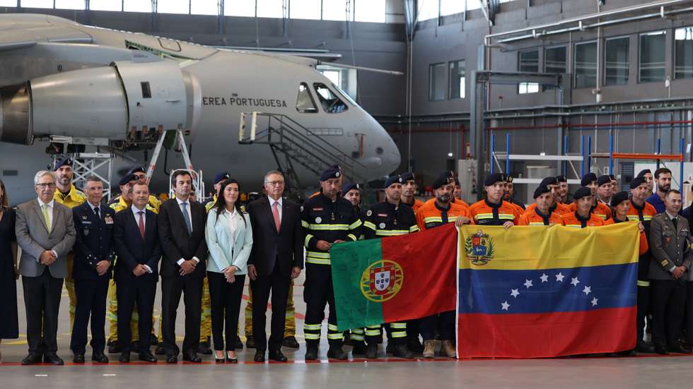 O Presidente da República, António José Seguro (C-E), posa para a fotografia com os elementos da equipa portuguesa da Força Operacional Conjunta (FOCON) na cerimónia de receção, no regresso da missão na Venezuela em resposta aos sismos, na BA11, em Beja, 10 de julho de 2026. NUNO VEIGA/LUSA