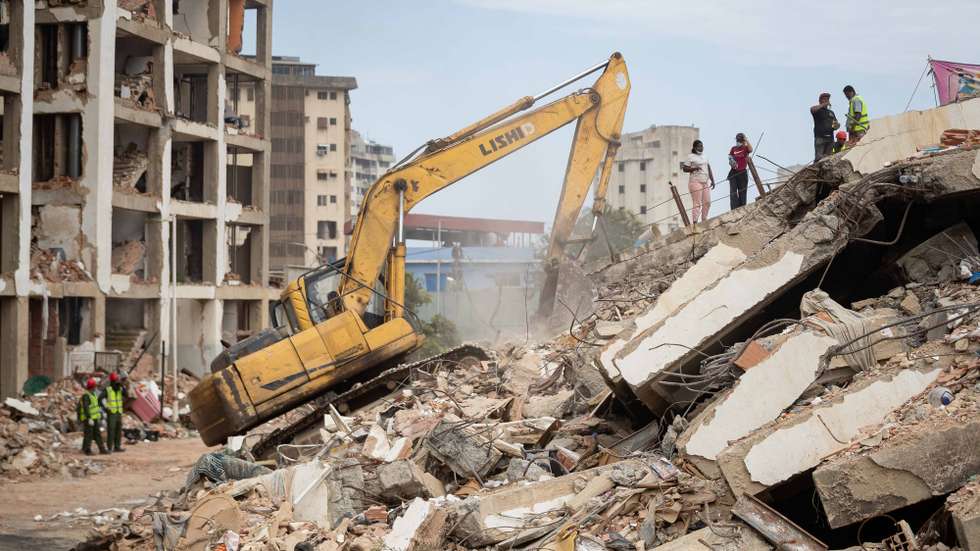 epa13100509 Volunteers work amid the rubble of collapsed buildings in La Guaira, Venezuela, 06 July 2026 (issued 09 July 2026). According to UN estimates, the twin earthquakes that struck Venezuela on June 24 produced 1.2 million metric tons of rubble from the hundreds of buildings that collapsed, mainly in La Guaira state. Clearing and removing this rubble is now the biggest challenge facing the region.  EPA/RONALD PENA R