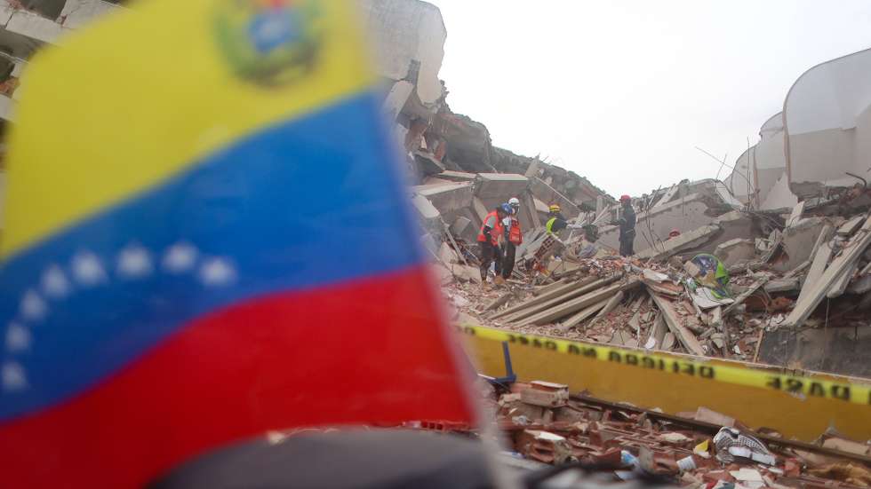 epa13103868 Volunteers take part in search and rescue efforts for nine-year-old Fabio, who is believed to be trapped beneath the rubble of Residencias Tahiti in Caraballeda, Venezuela, 10 July 2026. Search operations continue after magnitude 7.2 and 7.5 earthquakes struck northern Venezuela on 24 June.  EPA/MIGUEL GUTIERREZ
