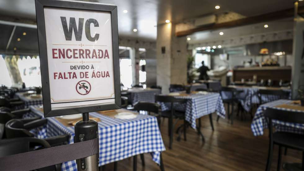 Restaurante com sinalização de indisponibilidade de uso das casas de banho por falta de água na Costa de Caparica, 11 de Julho de 2026. (ACOMPANHA TEXTO DA LUSA)
RUI MINDERICO/LUSA