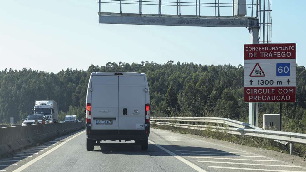 Viaturas circulam no IP3 entre Coimbra e Viseu, que vai sofrer uma intervenção agora programada a decorrer até 2027, com o início das obras em 2024 no troço entre Santa Comba Dão e Viseu, para diminuir o número de acidentes e vítimas, Coimbra, 4 de outubro de 2023. (ACOMPANHA TEXTO DE 14 DE OUTUBRO 2023) PAULO NOVAIS/LUSA