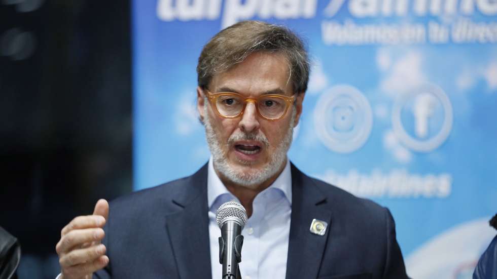 epa10292970 Venezuelan ambassador to Colombia Felix Plasencia speaks during a press conference marking the arrival of Turpial airlines flight 8820 from Caracas, at El Dorado Airport, in Bogota, Colombia, 07 November 2022. The Venezuelan airline Turpial made its first flight from Caracas, Venezuela to Bogota after the opening of borders and renewed economic activity agreed upon by the governments of both countries.  EPA/Carlos Ortega