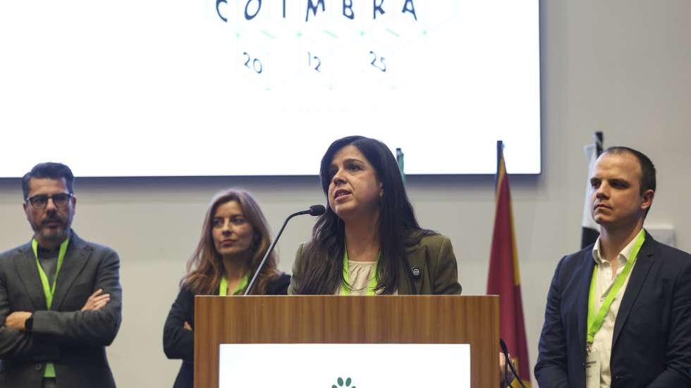 A porta-voz do PAN – Pessoas-Animais-Natureza, Inês Sousa Real, durante a sessão de encerramento do X Congresso Nacional do PAN, em Coimbra, 20 de dezembro de 2025. Inês de Sousa Real foi hoje reeleita para um terceiro mandato como porta-voz do PAN, com 69 dos 72 votos dos delegados, conquistando todos os lugares da direção. PAULO NOVAIS/LUSA