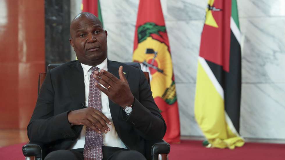 O Presidente de Moçambique, Daniel Chapo, em entrevista à agência Lusa, em Maputo, Moçambique, 10 de julho de 2026. Daniel Chapo, que partiu hoje para Lisboa para uma visita oficial, desafiou os empresários portugueses a investirem em Moçambique já, quando avançam megaprojetos de 50 mil milhões de dólares (43,8 mil milhões de euros) no gás, avisando que esperar por amanhã será tarde. (ACOMPANHA TEXTO DA LUSA DE 14 DE JULHO DE 2026). LUÍSA NHANTUMBO/LUSA