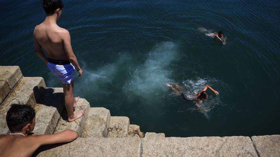 Rapazes mergulham no rio Douro no Porto, 1 de julho de 2026.O tempo quente que afeta Portugal dará origem a uma onda de calor que se prolongará por oito a 10 dias e atingirá praticamente todo o país, estimou hoje o Instituto Português do Mar e da Atmosfera (IPMA).  JOSÉ COELHO/LUSA