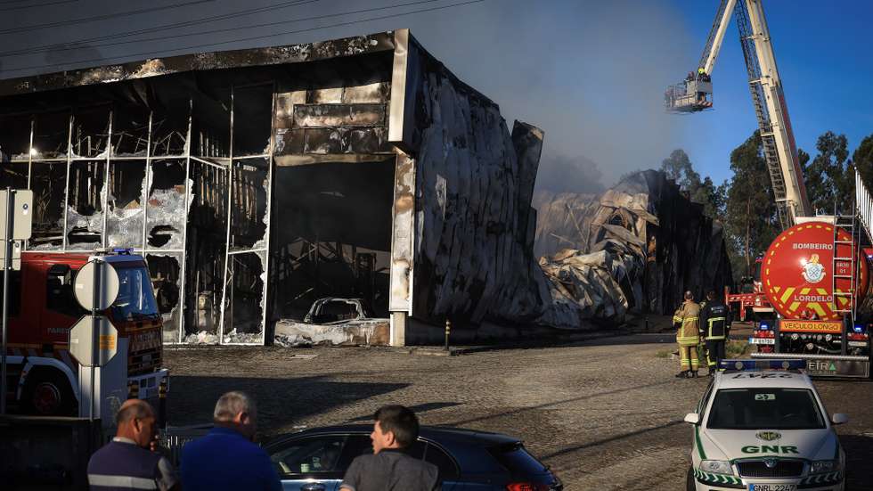 Um incêndio em Sobrosa, Paredes, deflagrou hoje num armazém, alastrando a outros seis, Sobrosa, Paredes, 15 de julho de 2026. Fonte do Comando Sub-Regional da Área Metropolitana do Porto disse que não há vítimas deste fogo, na rua da Estrada, cujo alerta foi dado às 04:41.“O fogo começou num armazém e depois alastrou a outros seis contíguos, que são de proprietários diferentes. Às 06:40 estavam no local 41 operacionais de várias corporações de Bombeiros, apoiados por 14 veículos. JOSÉ COELHO/LUSA