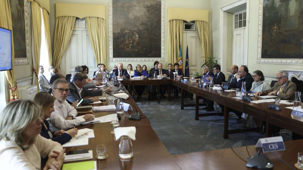 A ministra do Trabalho, Solidariedade e Segurança Social, Maria do Rosário Palma Ramalho (C), ladeada pelo ministro da Agricultura e Pescas, José Manuel Fernandes (E) e pelo secretário de Estado do Trabalho, Adriano Rafael Moreira (D), preside à reunião plenária da Comissão Permanente de Concertação Social, sobre a monitorização da execução do Acordo Tripartido de Valorização Salarial e Crescimento Económico 2025-2028, em Lisboa, 15 de julho de 2026. ANTÓNIO PEDRO SANTOS/LUSA