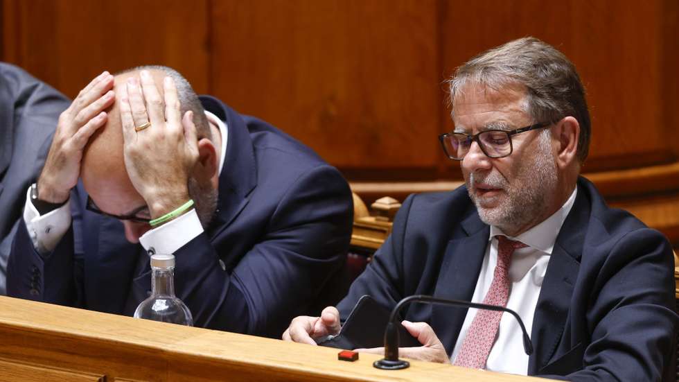 O ministro da Administração Interna, Luís Neves (D), ladeado pelo ministro das Infraestruturas e Habitação, Miguel Pinto Luz (E), durante o debate sobre o Estado da Nação, na Assembleia da República, em Lisboa, 16 de julho de 2026. ANTÓNIO PEDRO SANTOS/LUSA