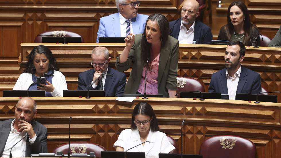 A deputada do Livre, Isabel Mendes Lopes (C), intervém durante o debate sobre o Estado da Nação, na Assembleia da República, em Lisboa, 16 de julho de 2026. ANTÓNIO PEDRO SANTOS/LUSA