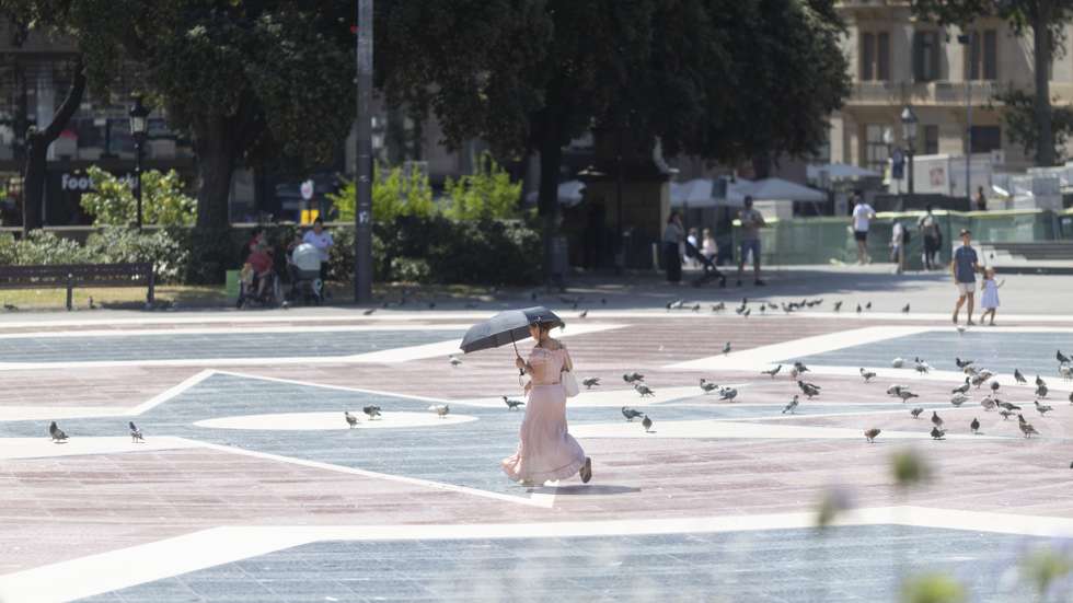 epa13099931 A woman uses an umbrella to protect herself from the sun in Barcelona, Spain, 09 July 2026, on the final day of the heatwave that has been affecting Spain for several days.  EPA/MARTA PEREZ
