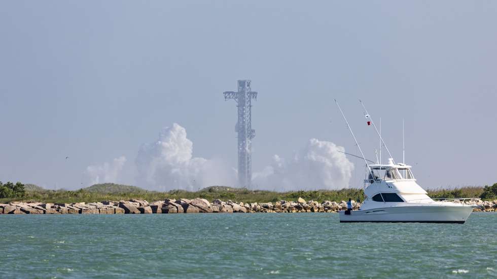 epa13116245 SpaceX's Starship V3 rocket for its 13th flight test stands on the launch pad at Starbase as viewed from South Padre Island, Texas, USA, 16 July 2026. SpaceX CEO Elon Musk said some engines failed to start, triggering an automatic launch abort, and that the company was offloading propellant and hoped to make another attempt within a few days.  EPA/MICHAEL GONZALEZ