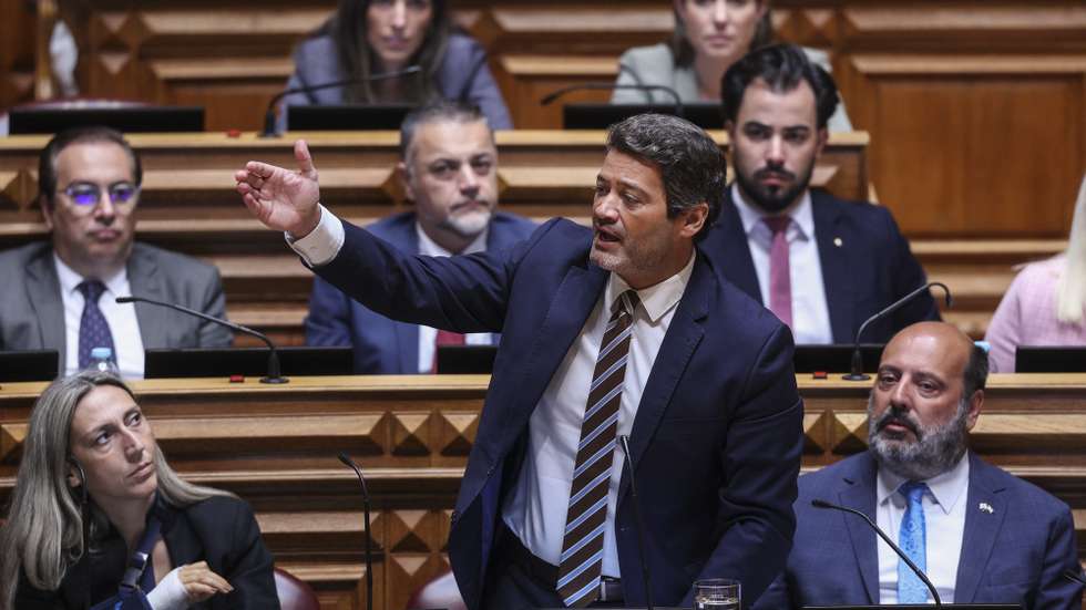 O presidente e deputado do Chega, André Ventura, intervém durante o debate de urgência, requerido pelo PCP, sobre “Exames Nacionais”, na Assembleia da República, em Lisboa, 17 de julho de 2026. MIGUEL A. LOPES/LUSA